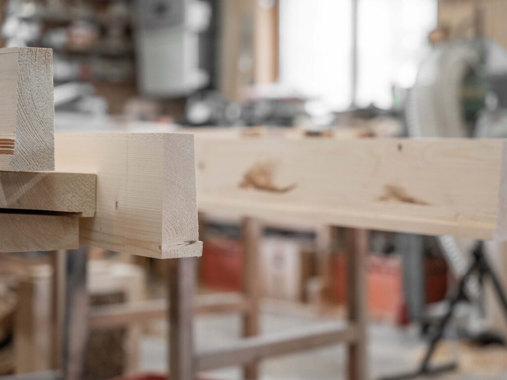 Holzbalken in der Werkstatt